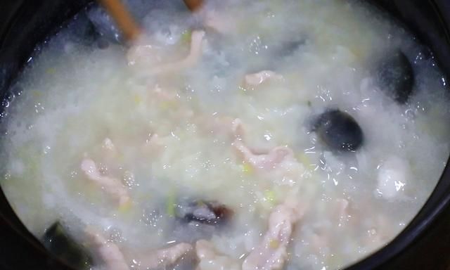 熬皮蛋瘦肉粥，直接放米煮就毁了！这才是正确的做法，香糯又养胃