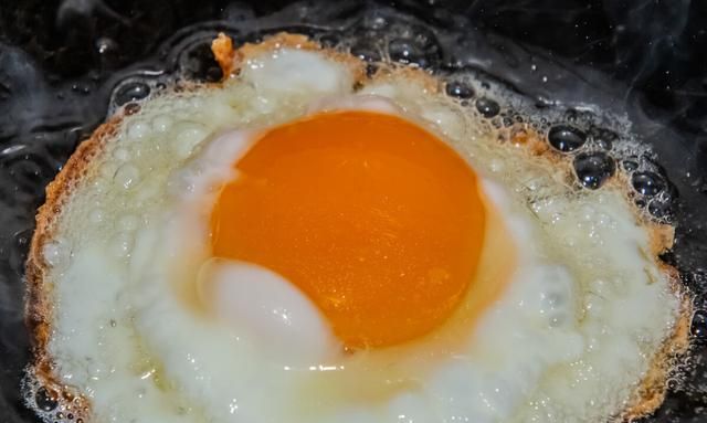 煎荷包蛋，冷油下锅还是热油？分享正确做法，鸡蛋又圆又嫩不粘锅