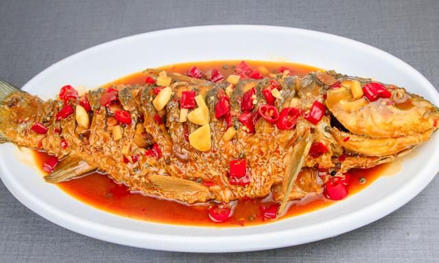 厨师长分享饭店红烧鱼做法，炸鱼熬汁步骤详细，正宗地道的口味