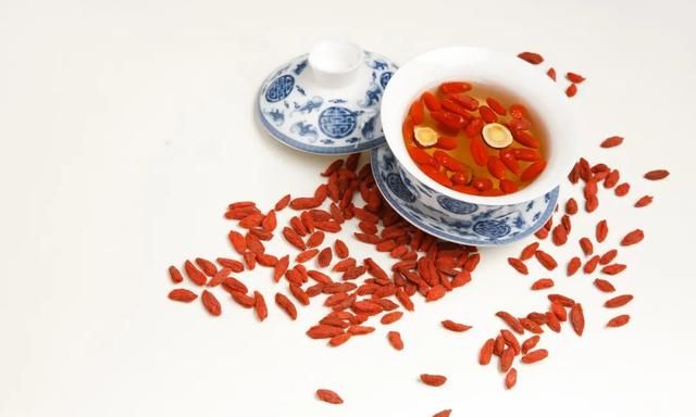 中医曝光：枸杞、菊花、红枣一起泡水喝，会产生什么功效？