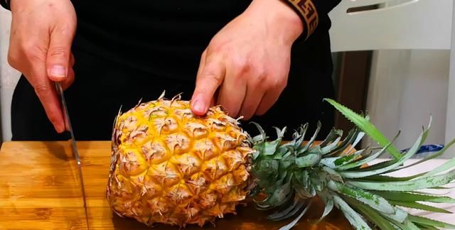 这才是菠萝的正确削法，简单不脏手，又快又好还不浪费果肉