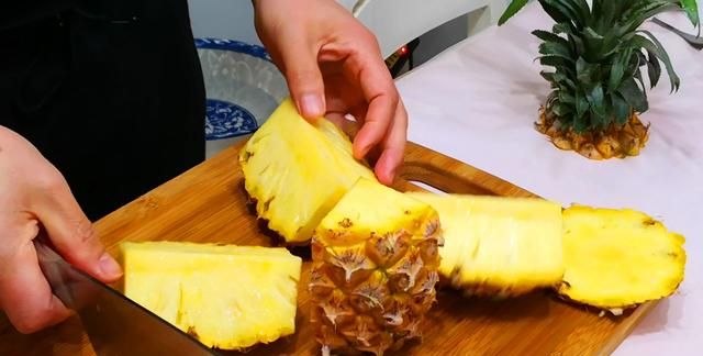 这才是菠萝的正确削法，简单不脏手，又快又好还不浪费果肉