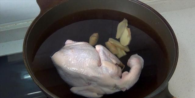 在家也能做大厨，教你香菇炖鸡汤，记得多做一步，汤鲜味美肉不柴