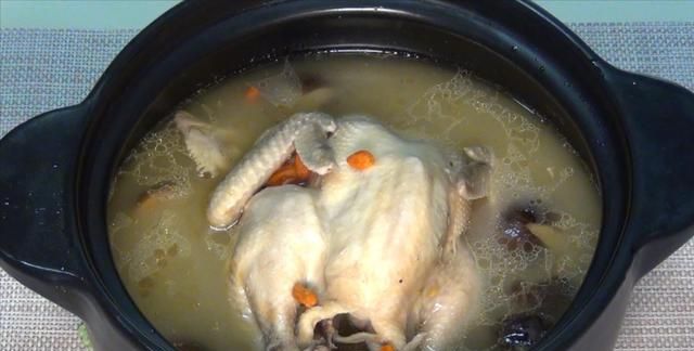 在家也能做大厨，教你香菇炖鸡汤，记得多做一步，汤鲜味美肉不柴