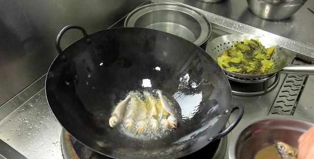小黄鱼不炸也好吃！厨师长分享新做法，鱼滑肉嫩，酸辣爽口吃不够