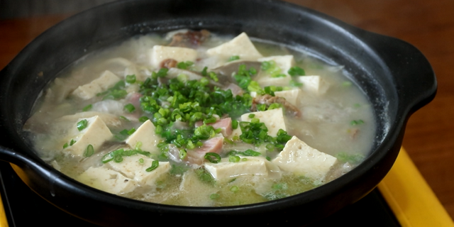 教你在家怎么处理河蚌，加豆腐和咸肉做炖菜，比炒着好吃