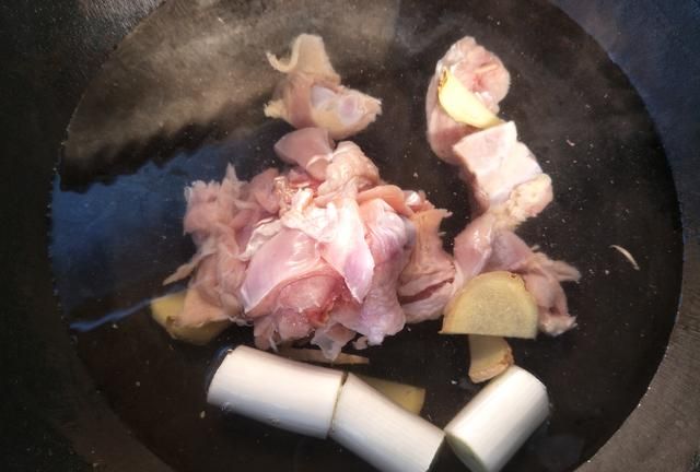 土豆炖鸡时，牢记放“2味3料”，出锅土豆绵软，鸡肉入味嫩香