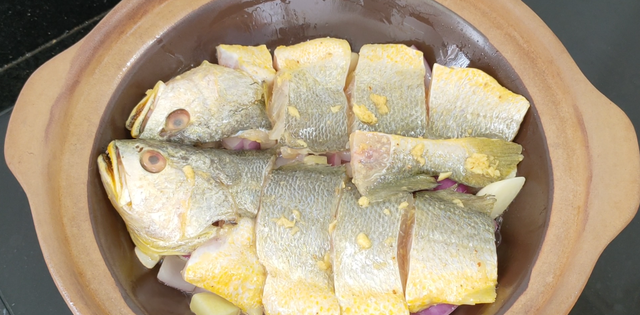 过年吃黄鱼别煎炸，切块摆入锅中，6分钟出锅，皮香肉嫩好吃过瘾