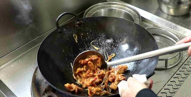 锅包肉的经典家常做法，厨师长演示上浆挂糊技巧，新手一看能学会