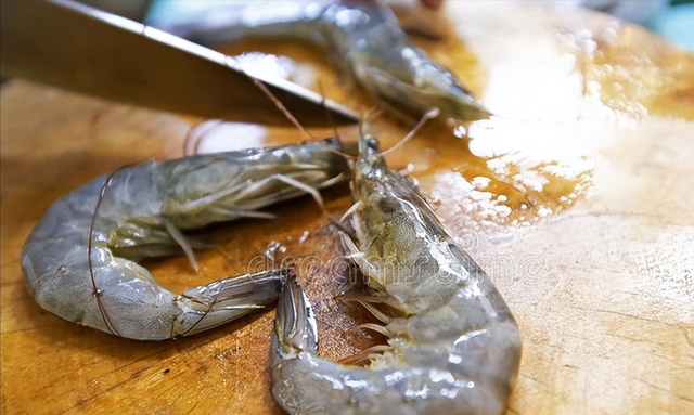 水煮大虾，用冷水还是热水？学会正确方法，虾肉鲜嫩，不柴也不腥