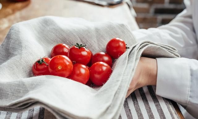 西红柿是男性保护神？英国研究：多吃番茄或可防前列腺癌，靠谱吗