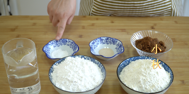 红糖发糕新配方老做法：只要用筷子搅一搅，蓬松宣软，细腻有嚼劲