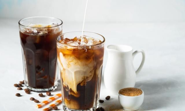夏日生存指南：5 种自制冰咖啡方法