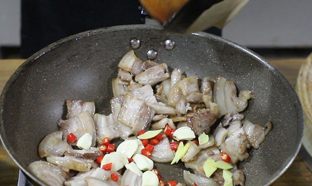 辣椒炒肉的正确做法，鲜辣开胃制作简单，没下过厨房的也能做成功