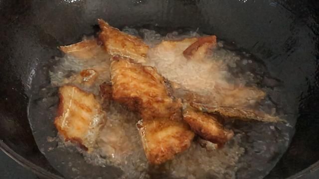 大冷天，来一盘这样的干炸带鱼就小酒，做法简单，酥香金黄无腥味