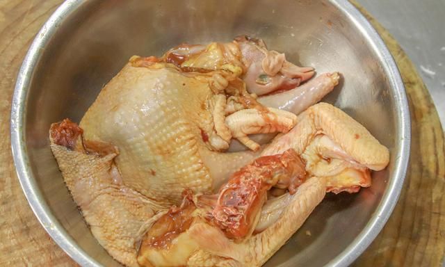 厨师长教你一道清蒸鸡做法，直接上锅蒸，鸡肉鲜嫩酥烂，油而不腻