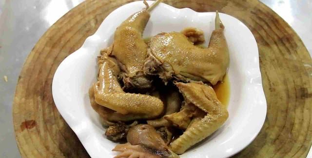 厨师长教你一道清蒸鸡做法，直接上锅蒸，鸡肉鲜嫩酥烂，油而不腻