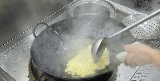 厨师长分享韭黄炒鸡蛋的技巧，蒜黄爽脆不脱水，鸡蛋鲜嫩不会老