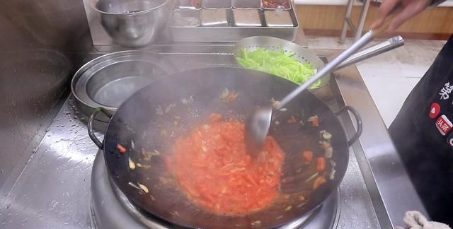 茄子这样做更下饭，不油腻不发黑，清淡又开胃，10分钟能抄一大锅
