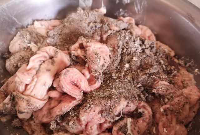清洗猪大肠时，加面加油太浪费，教你个土办法，腥臭味快速洗净