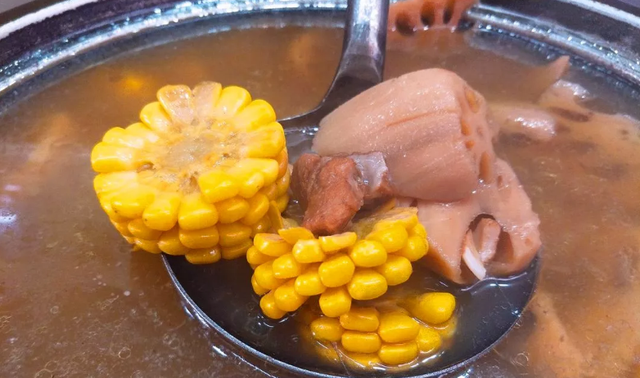 传承一千多年的瓦罐煨汤，配上一碗拌粉，温暖了多少南昌人的胃