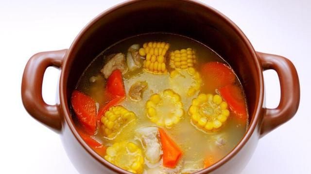 营养又美味的红萝卜玉米排骨汤的做法
