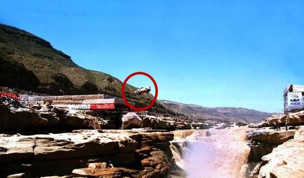 1997年柯受良飞跃黄河现场：图三是起飞瞬间，图十刘德华现场加油