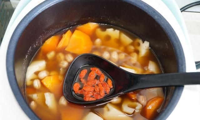 老话“秋喝汤，胜药方”，建议：秋天多喝这5碗汤，美味营养好
