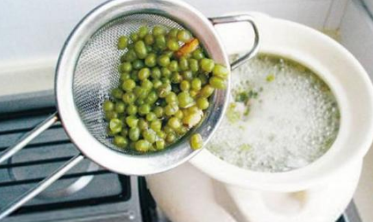 煮绿豆汤，浸泡后别直接煮，学3个技巧，10分钟软烂开花，汤不红