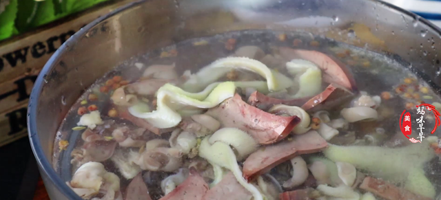 做羊杂汤，记住不要直接下锅煮，多加1种食材，汤色浓白还没膻味