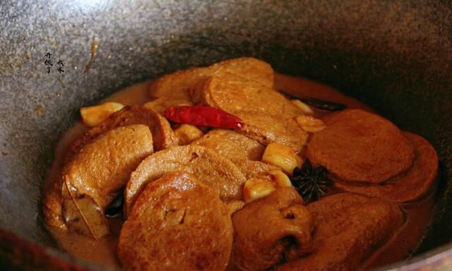素鸡不要直接下锅炒，多做一步比红烧肉还香，筋道香嫩，上桌秒光