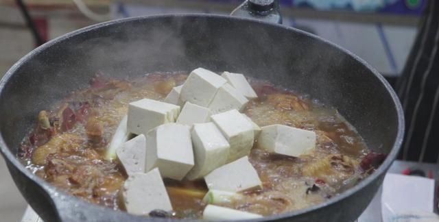 豆腐炖鸡是先炖豆腐还是先炖鸡？大厨教你正确做法，营养又美味