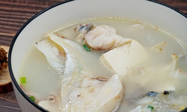 鲫鱼豆腐汤，不要直接加水炖，牢记2点，鱼汤又白又香，还没腥味