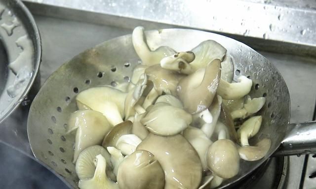 和蘑菇“天生一对”，大火一炒、2分钟出锅！鲜香味美比肉都过瘾