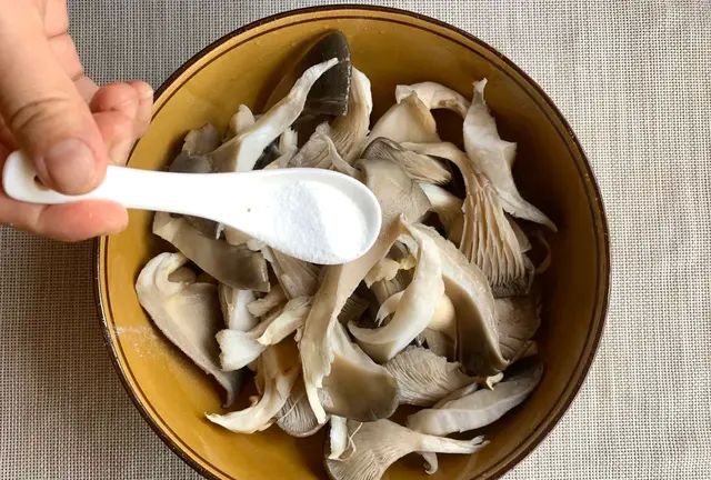 干炸蘑菇不要焯水，厨师长分享正确做法，酥脆可口，半小时不回软