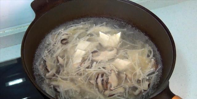 10分钟能出锅的豆腐汤，汤鲜味美，营养好喝，我家隔三差五做一次