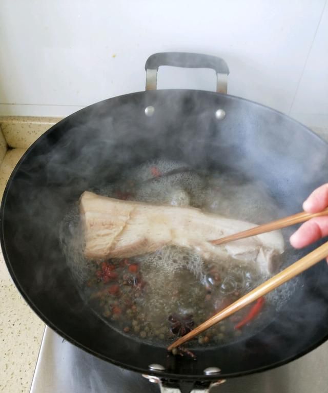 家人馋肉了，做一份色香味俱全的蒜苔回锅肉，满口留香