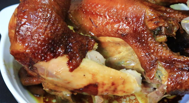 电饭锅焖鸡怎么做才好吃？教你正确做法，颜色金黄，软烂入味