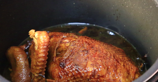 电饭锅焖鸡怎么做才好吃？教你正确做法，颜色金黄，软烂入味