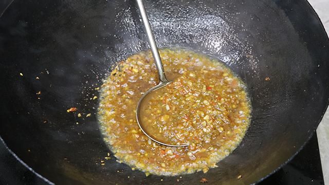 金针菇最简单的懒人做法，不炒不油炸，配上蒜蓉辣椒酱，香辣过瘾