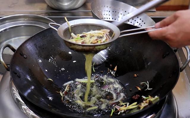 黄豆酱懒人快速做法，不发酵不霉，出锅直接吃，香辣软绵又入味