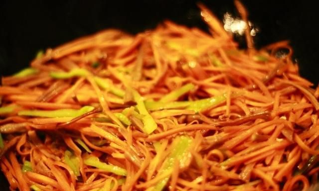 做法非常简单的清炒黄花菜，吃起来却别有一番风味，纯天然无添加