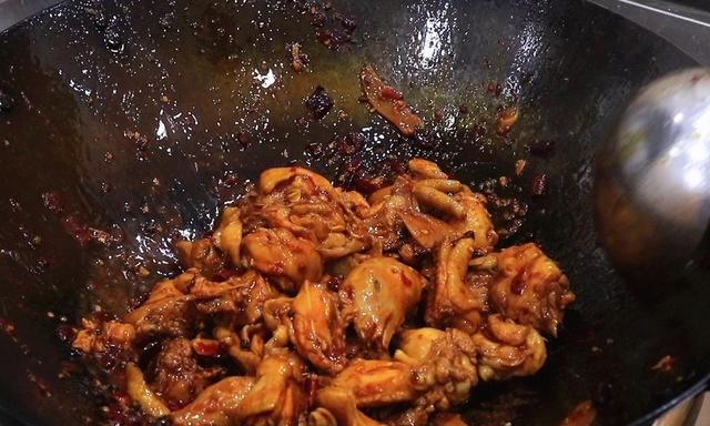 大厨教你新疆大盘鸡正宗做法，饭店常用配方，学会在家随时吃