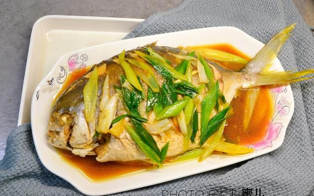 金鲳鱼怎么做好吃？刺少，肉嫩，蛋白含量高，好吃不难做，太美味