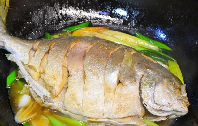 金鲳鱼怎么做好吃？刺少，肉嫩，蛋白含量高，好吃不难做，太美味