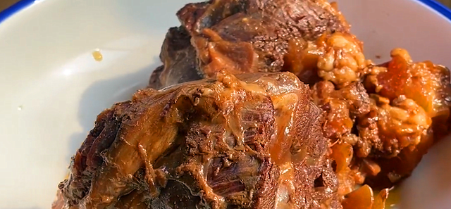 酱牛肉的家常做法，简单三步就出锅，既入味，又不散，酱香浓郁