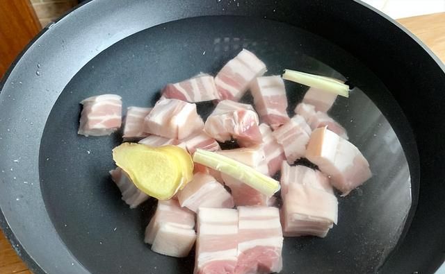 炖煮猪肉时，放料越多越难吃，只需放白醋，猪肉软烂入味又解馋