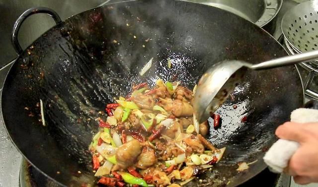 喜欢吃辣的看过来：香辣干锅鸡这样做才是正宗川味，辣味十足