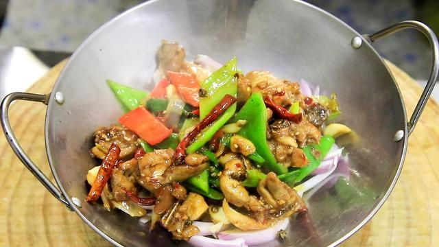 喜欢吃辣的看过来：香辣干锅鸡这样做才是正宗川味，辣味十足