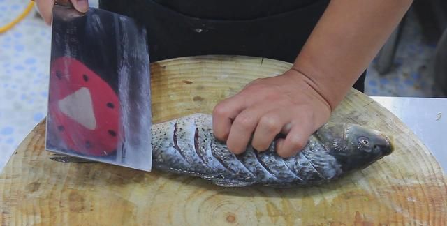 红烧鱼最正确的做法，很多人都不会，大厨详细分享技巧，收藏了